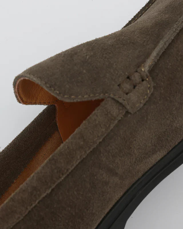 Premium Wildleder Loafers – Schwarze Sohlen